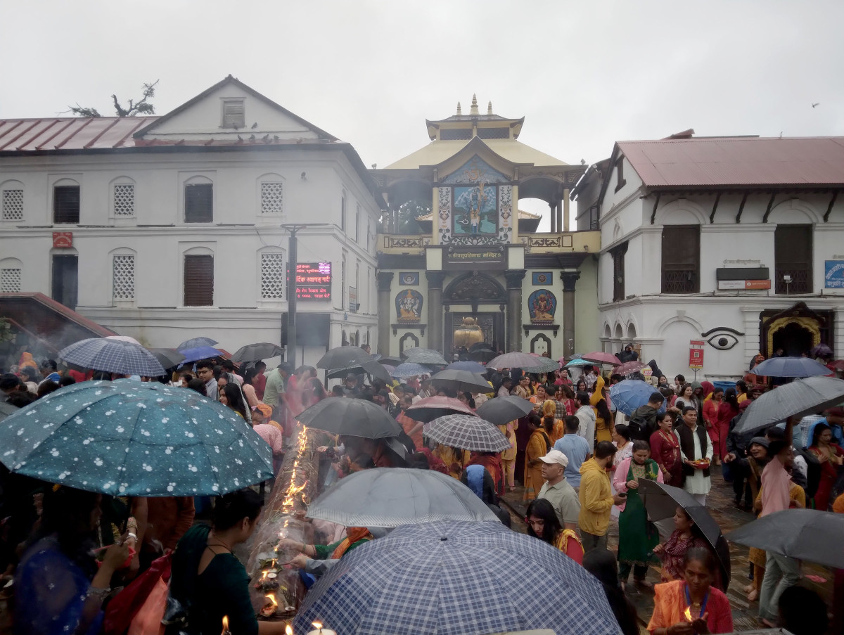 पशुपतिनाथ मन्दिरसहित शिवालयमा भक्तजनको भीड