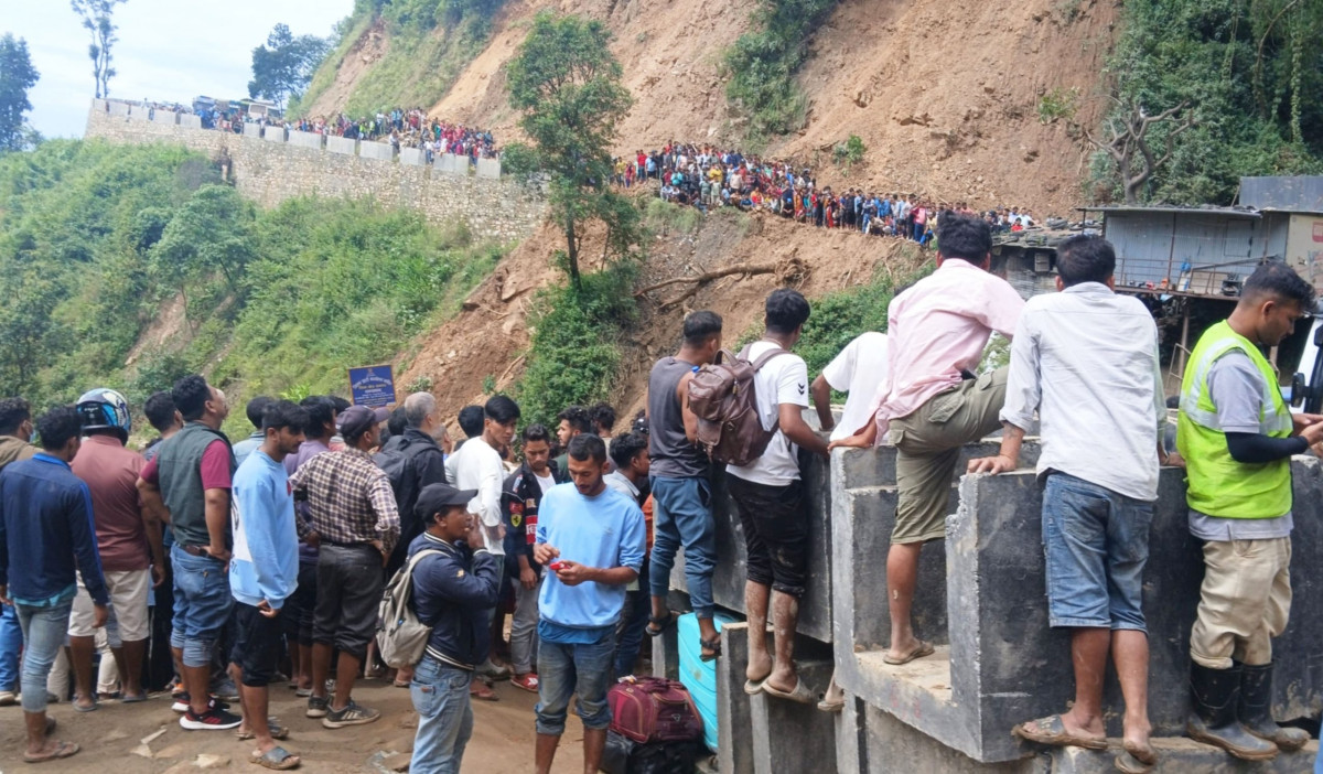 काठमाडौं प्रवेश गर्ने मुख्य नाकामा पहिरो, रोकिए सयौं गाडी