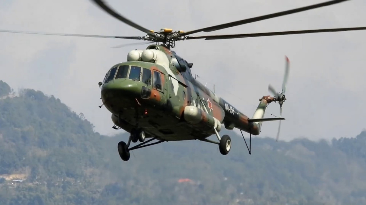 नेपाली सेनाको हेलिकप्टरमार्फत सुत्केरी हुन नसकेकी एक महिलाको उद्धार