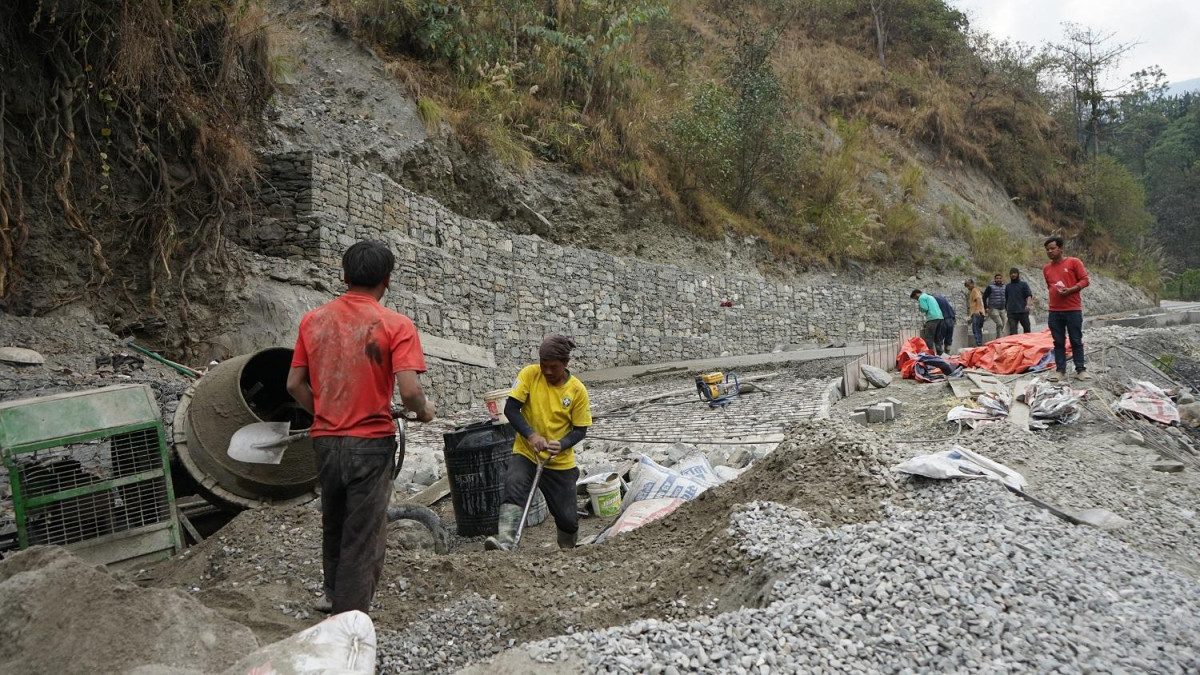 ग्रामीण सडकः मार्ग खुलको १४ वर्षपछि बल्ल स्तरोन्नति