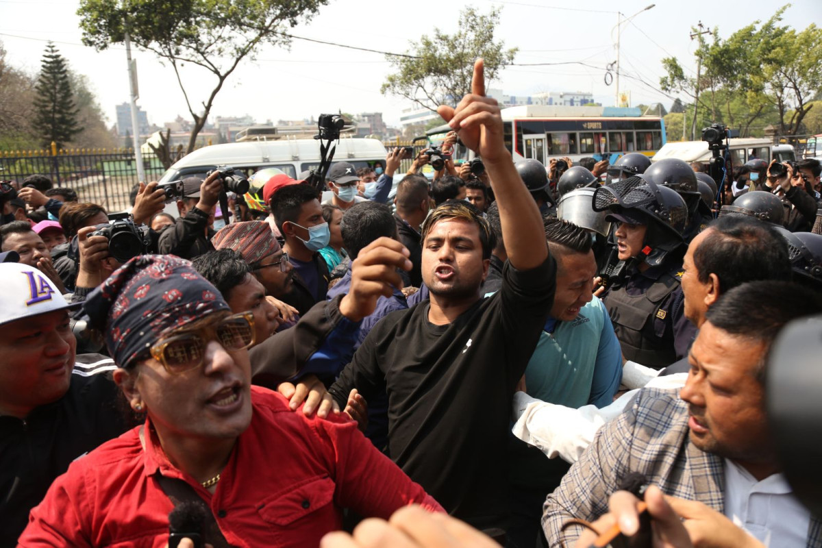 कुलमानको बर्खास्तीको विरोधमा प्राधिकरण घेराउ (फोटोफिचर)