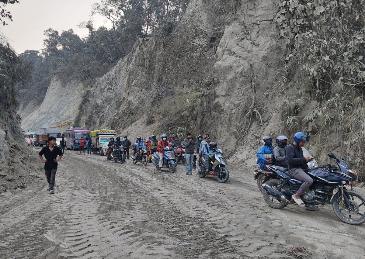 दाउन्ने सडकमा यात्रुका दुःख