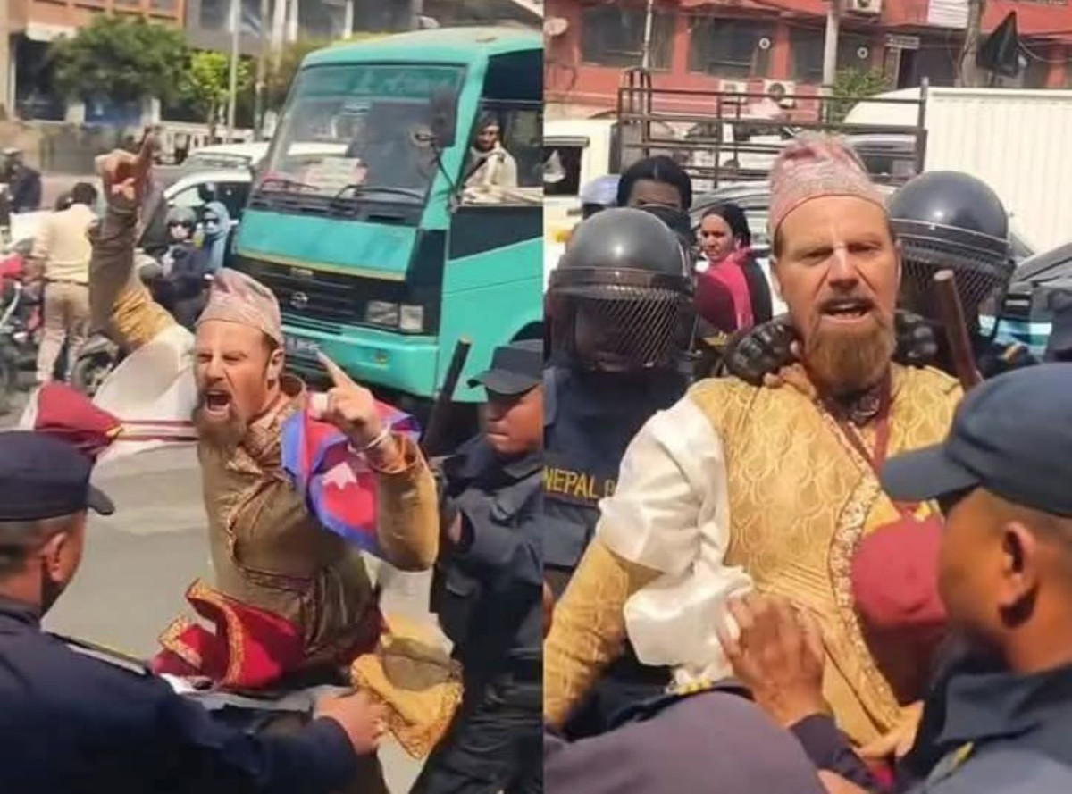राजसंस्थाको ब्यानर बोकेर माइतीघरमा प्रदर्शन गर्ने अमेरिकी पक्राउ (भिडियोसहित)