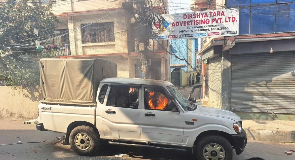 राजावादी प्रदर्शनकारीले जलाए प्रहरीको गाडी
