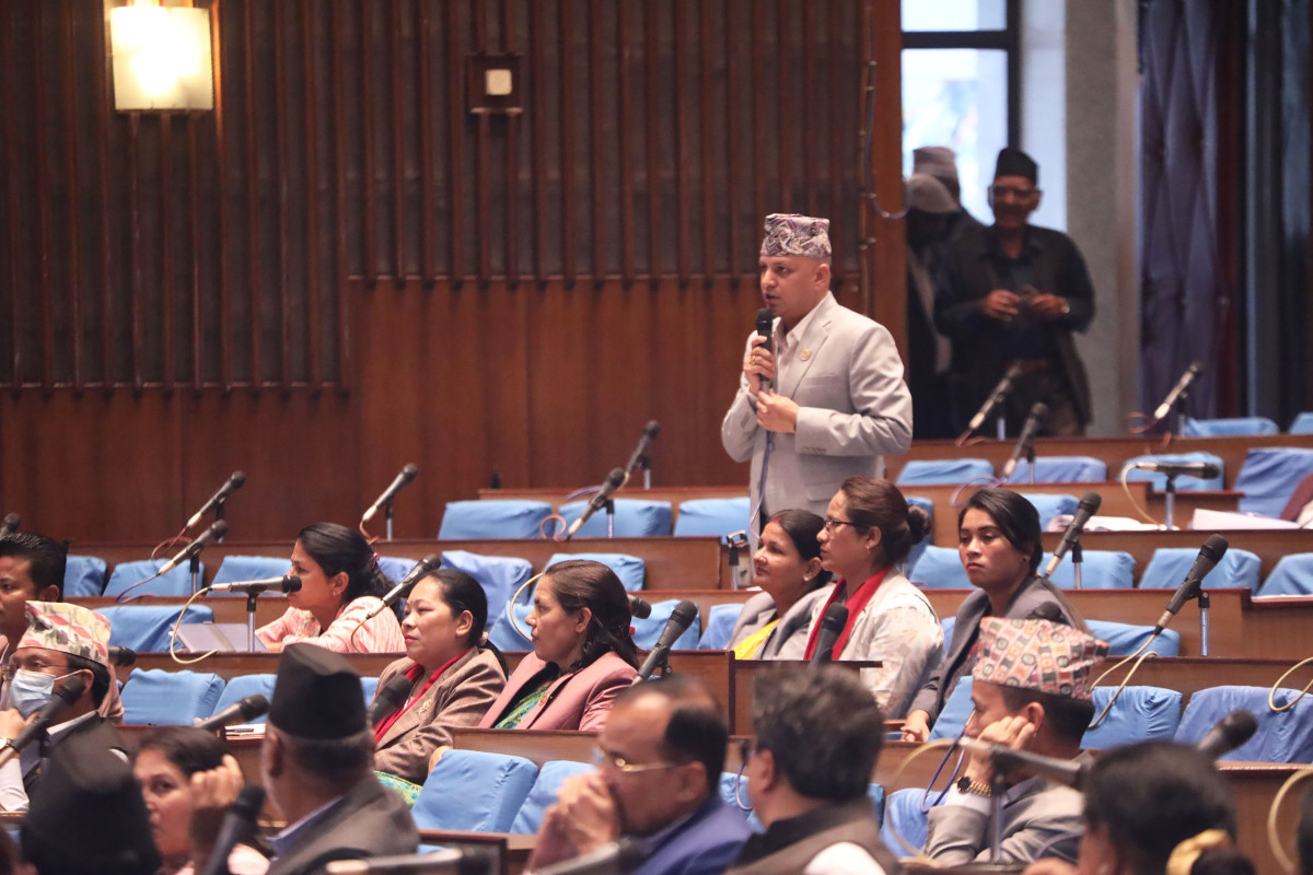प्रधानमन्त्रीलाई सांसद झाको प्रश्नः कर्मचारी राज्यप्रति लोयल हुने की मन्त्रीप्रति?