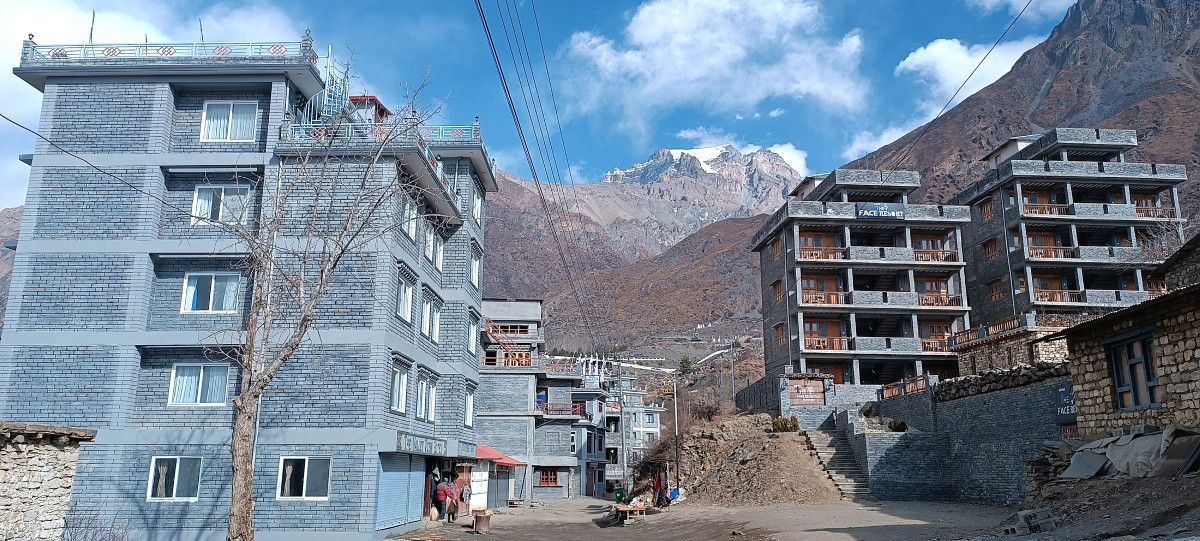 मुक्तिनाथ क्षेत्रमा निर्माणाधीन आधुनिक घरहरु