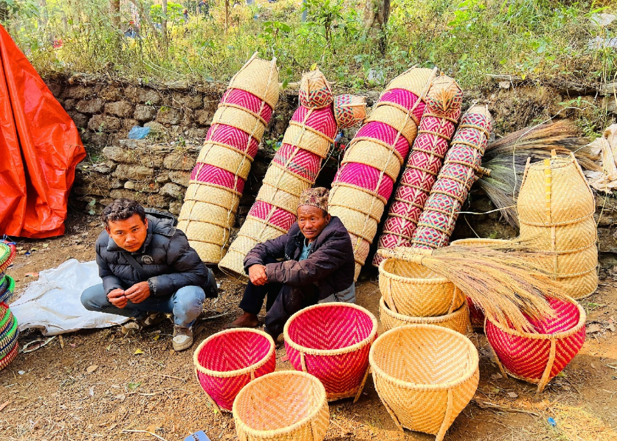 ग्राहकको प्रतिक्षामा डाला व्यापार