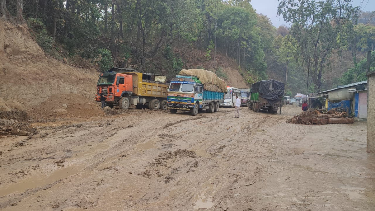दाउन्ने सडक १६ घण्टादेखि अवरुद्ध: हजारौं यात्रु अलपत्र