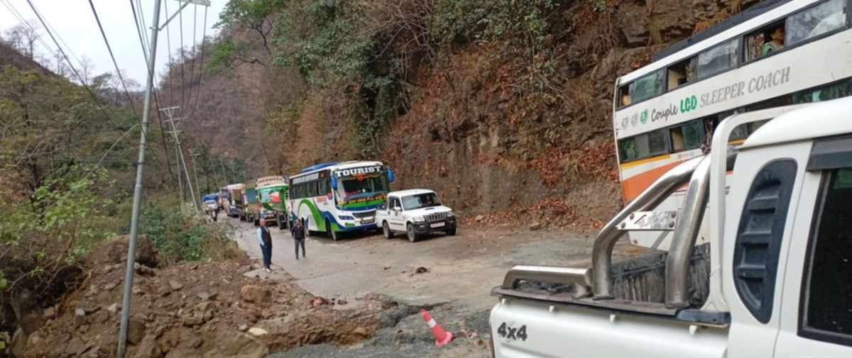 पहिरोले कार पुर्‍यो, सिद्धार्थ राजमार्ग अवरुद्ध