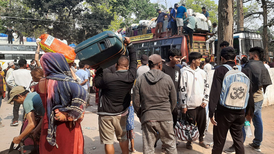 विसु पर्व मनाउन घर फर्कदै नेपाली