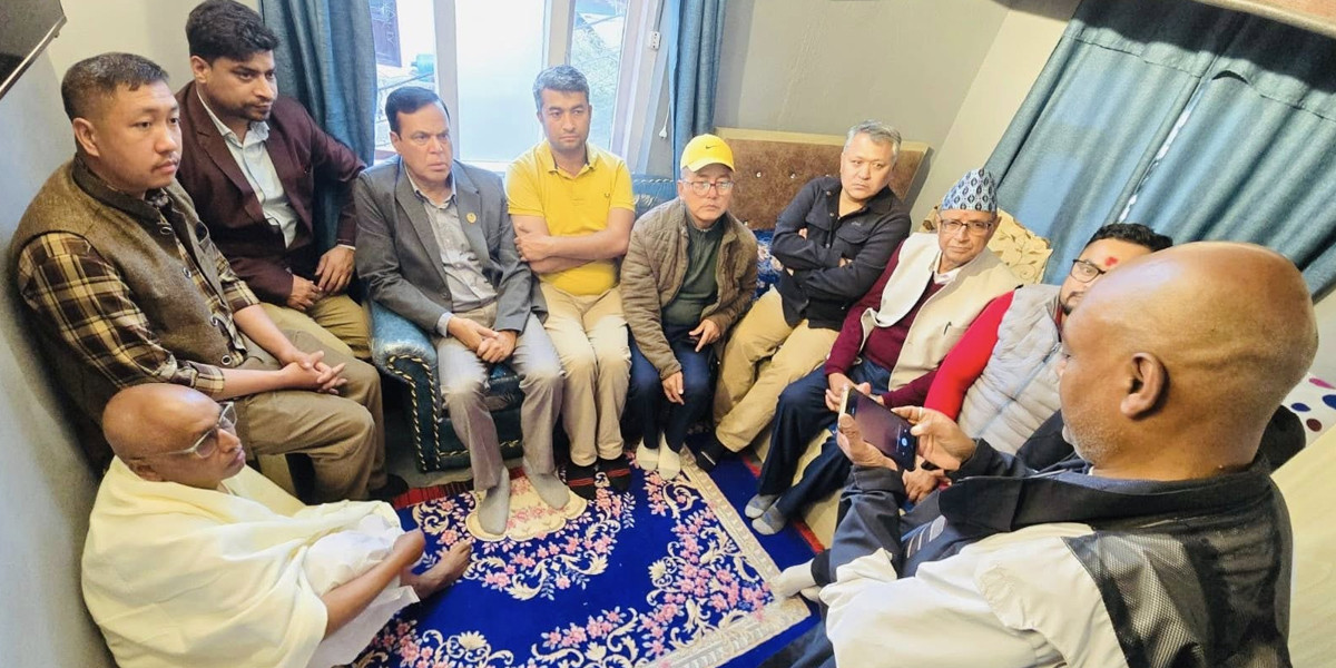 राजेन्द्र लिङदेन पुगे पत्रकार सुरेश रजकको घर