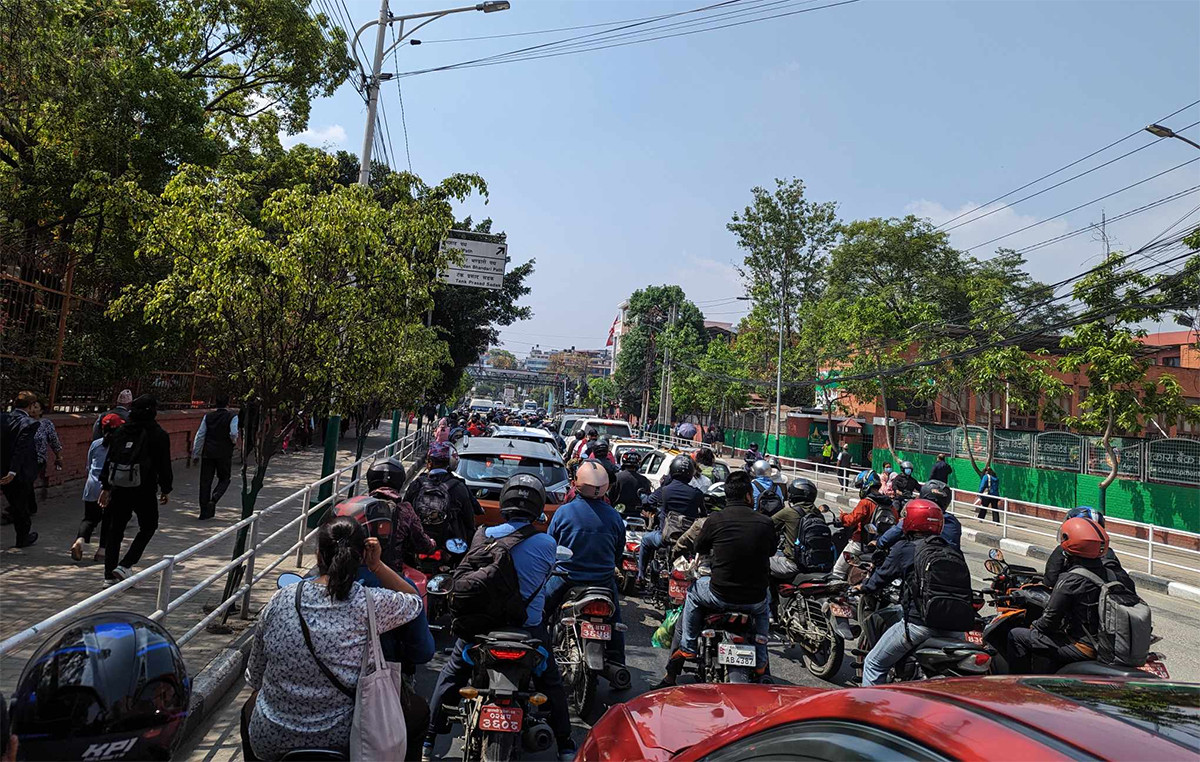 कार्यालय समयमा काठमाडौंमा सवारी आवागमन अस्तव्यस्त