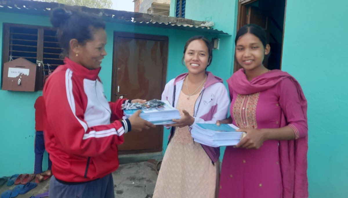 कानुन विषय अध्ययन गर्दै थारू समुदायका छात्रा