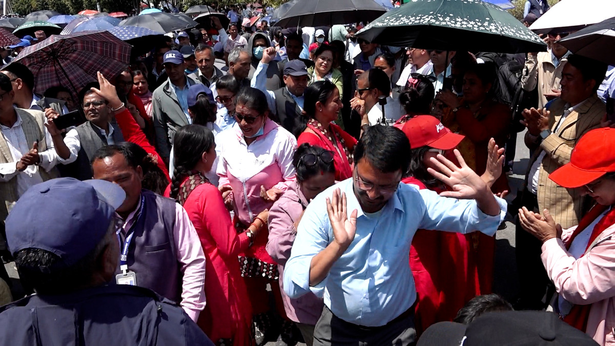 २४ औं दिन पनि शिक्षकहरु सडकमा, चर्को घाममा नाचगान(फोटोफिचर)