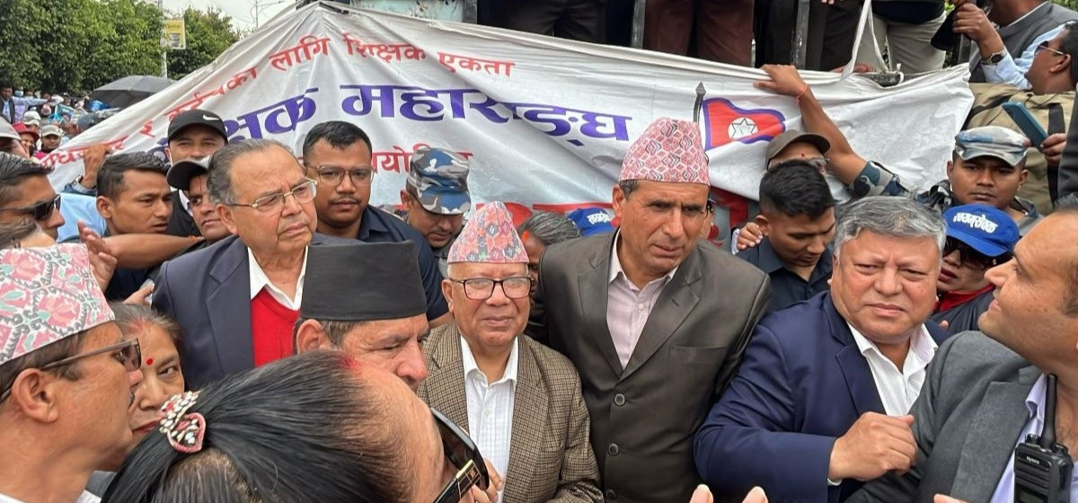 आन्दोलनमा ऐक्यबद्धता जनाउन पुगेका  नेपाल र खनाललाई शिक्षकहरुले यहाँ आउन पर्दैन भनेपछि...