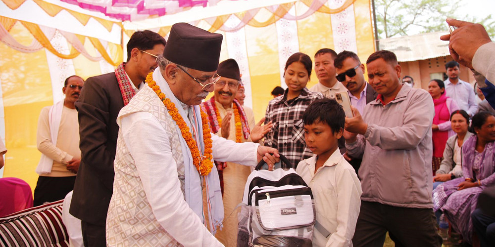 प्रचण्डले लिए भजनीका अनाथ तथा सहिद परिवारका दुई जना बालबालिकाको अभिभावकत्व