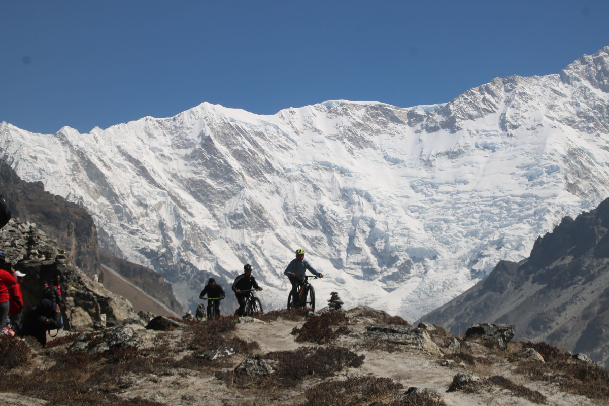 कञ्चनजंघा हिमालको आधार शिविरमा पहिलोपटक साइकल, नेपाली साहसिक पर्यटनको नयाँ अध्याय
