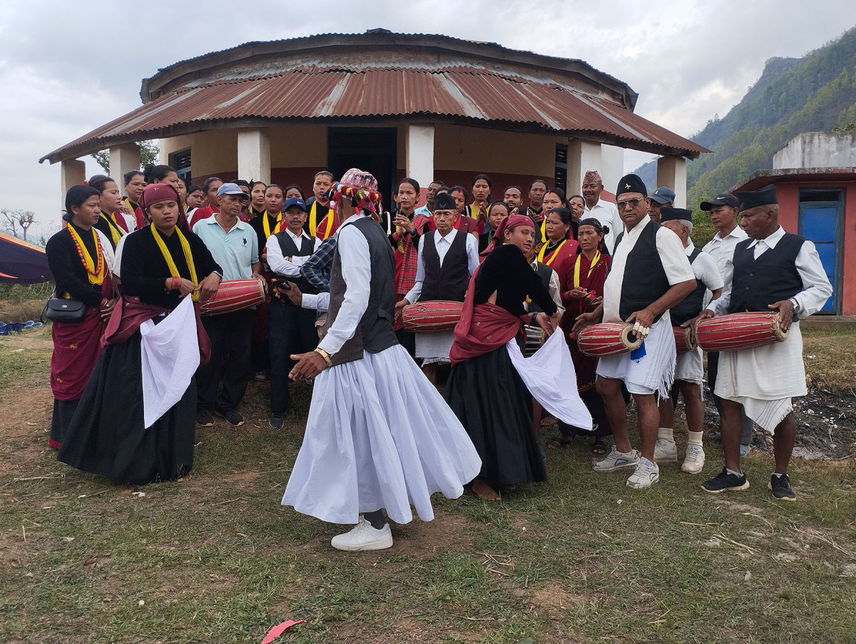 पाउदुरे नाच सिक्दै कुमाल समुदाय