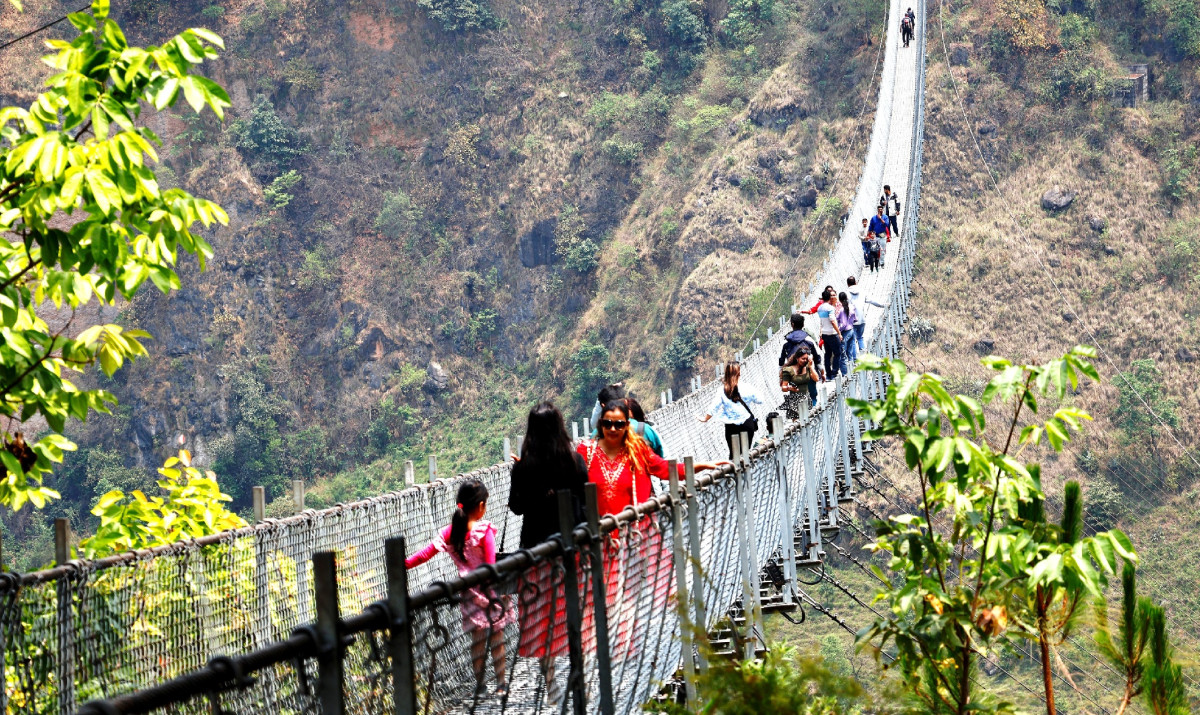 झोलुङ्गे पुलमा आन्तरिक पर्यटक