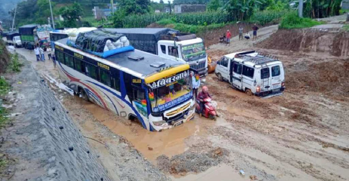वर्षाले सूर्यविनायक–साँगा सडकमा एकतर्फी सवारी सञ्चालन
