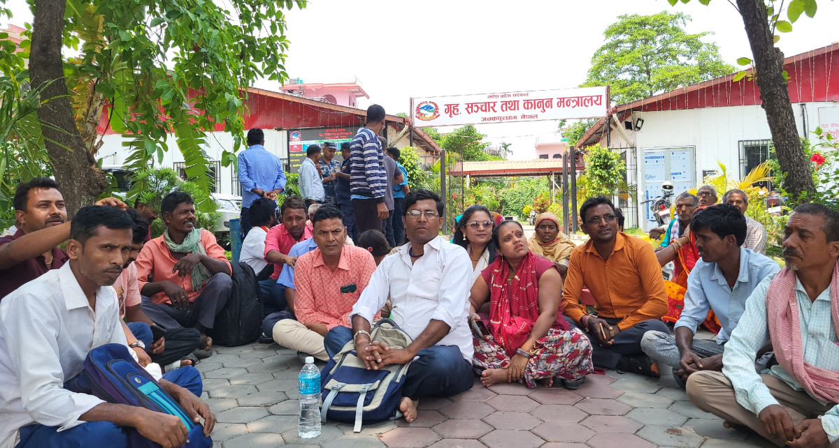 सहिद परिवारका सदस्यहरु गृहमन्त्रालय अगाडि धर्नामा