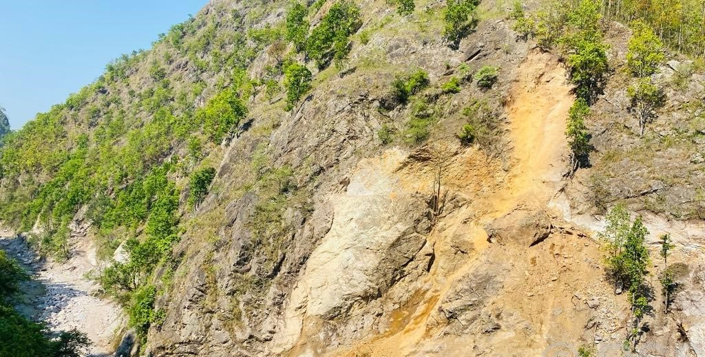 सडकको चट्टान फोर्न ‘केमीकल’ प्रयोग