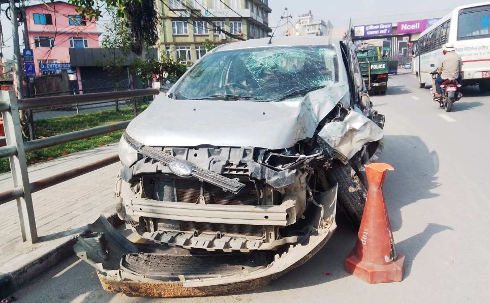 ललितपुरमा कारको ठक्करबाट ११ हजार भोल्टको करेन्ट प्रवाह हुने बिजुलीको पोल ढलेपछि...