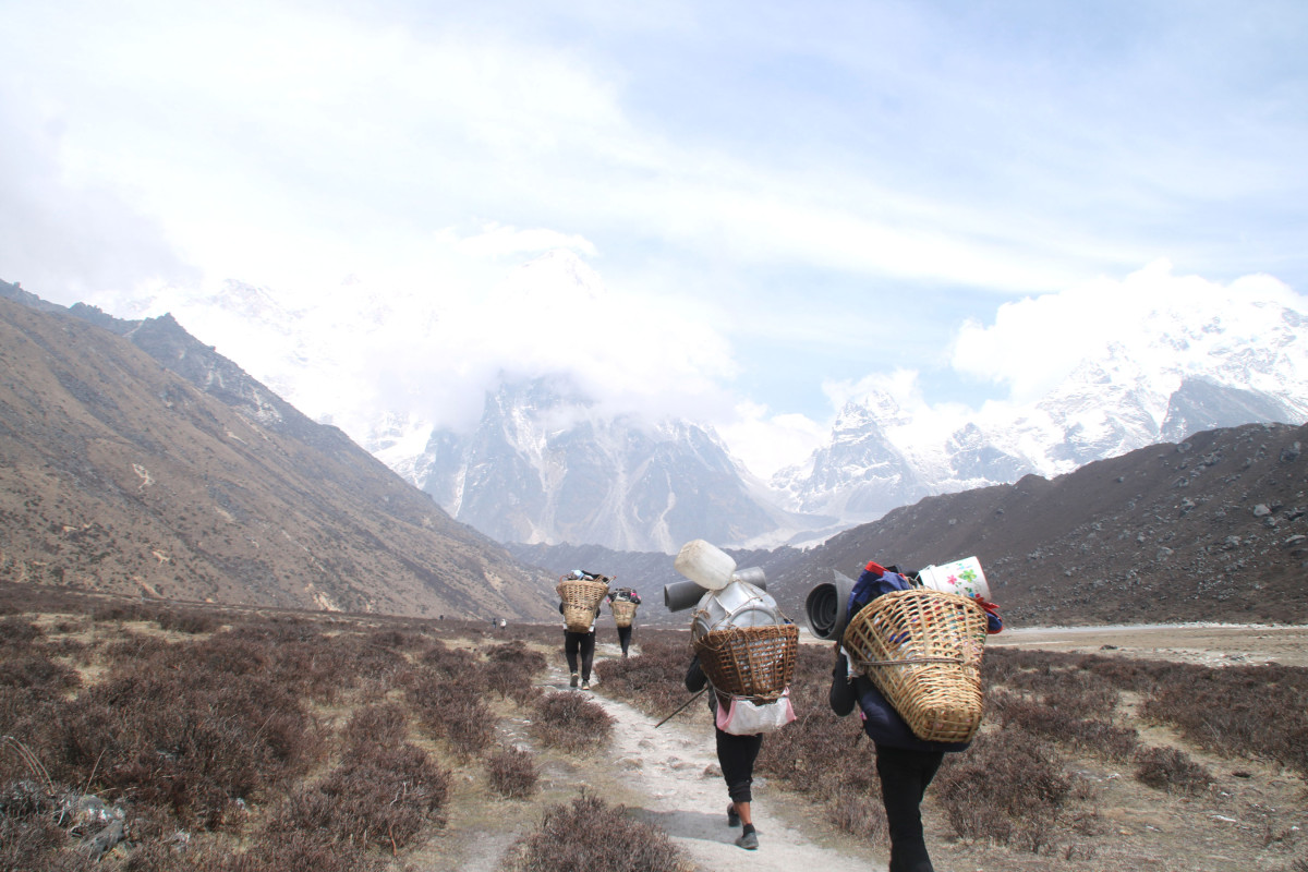 पर्यटकका सामग्री बोकेका भरिया