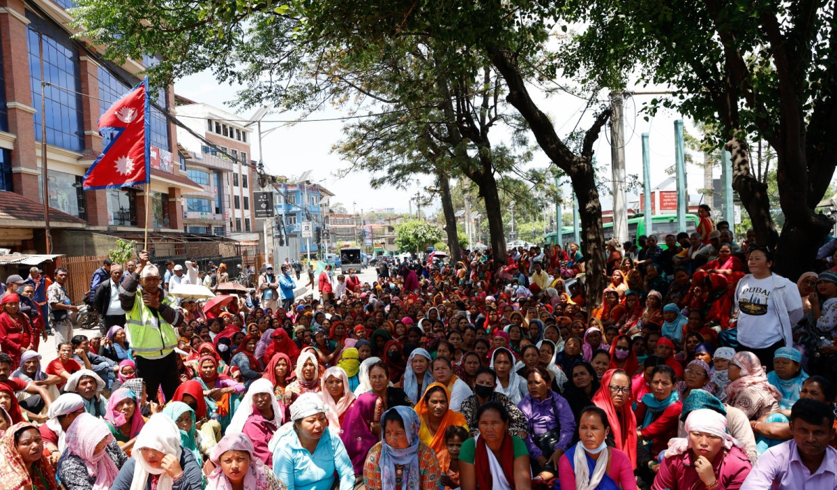 माइतीघरमा लघुवित्त पीडितहरूको प्रदर्शन, माग पूरा नभएसम्म जिल्ला नर्फकिने