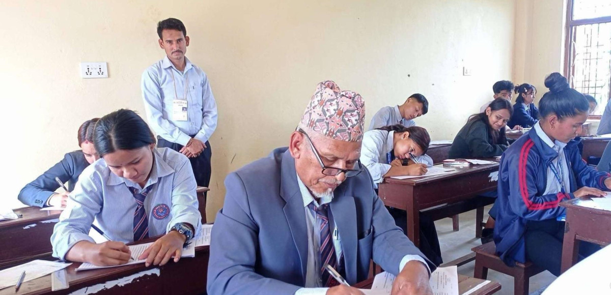 कक्षा १२ को परीक्षा दिँदै गोरखाका ६८ वर्षीय लालबहादुर