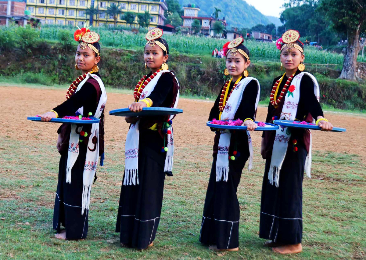 कौडा नृत्य प्रस्तुतको तयारीमा युवतीहरु