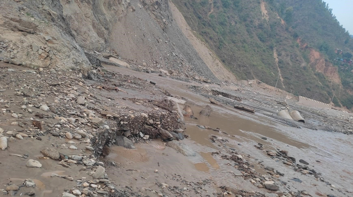 बिपी राजमार्ग अवरुद्ध, बेपत्ता महिलाको खोजी गरिँदै