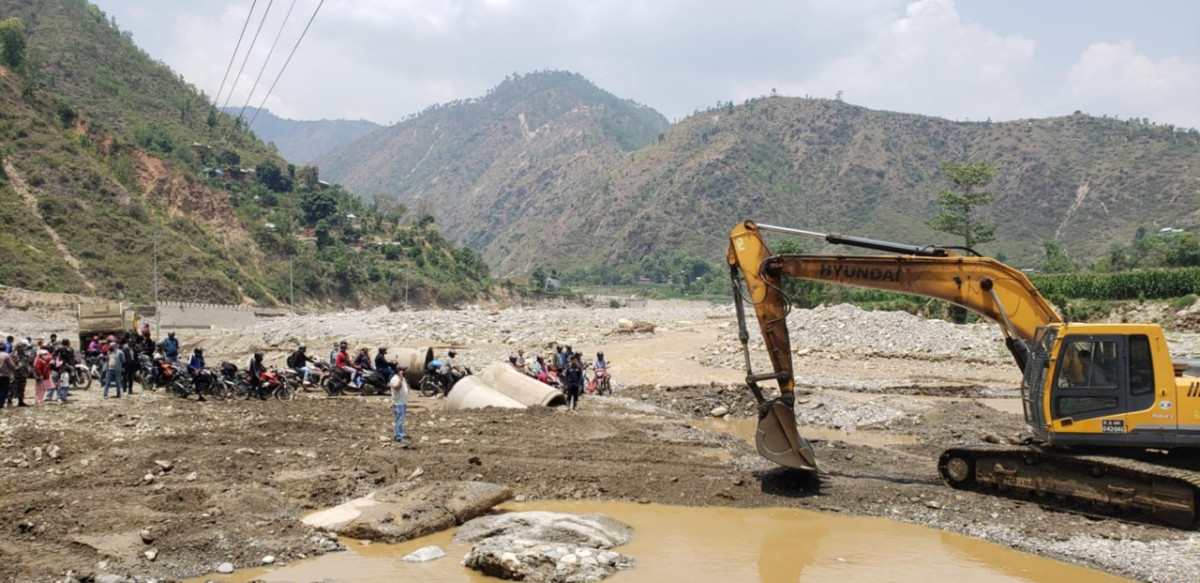 १६ घण्टापछि पूर्ण रुपमा सञ्चालनमा आयो बीपी राजमार्ग (भिडियो)