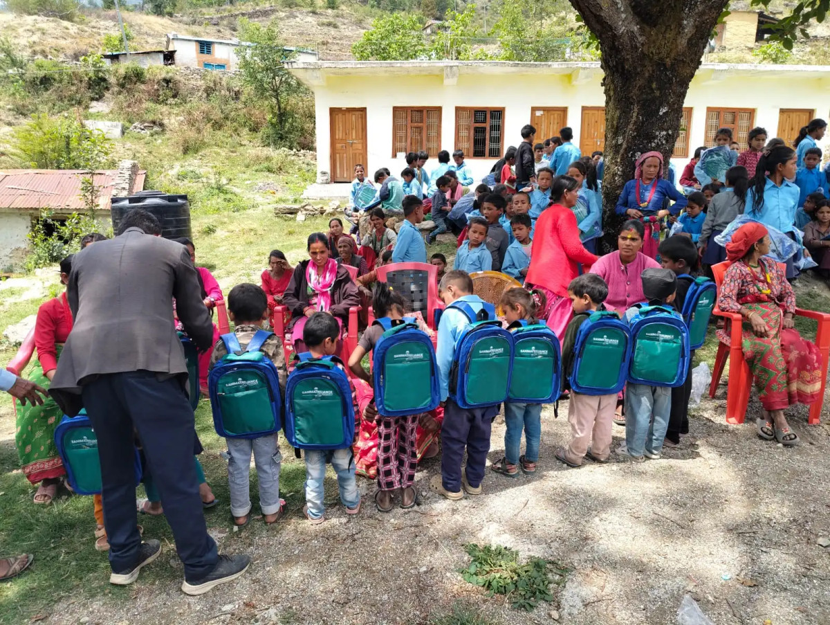 सानिमा रिलायन्स लाइफ इन्स्योरेन्सद्वारा बाजुराका विद्यार्थीहरूलाई झोला वितरण