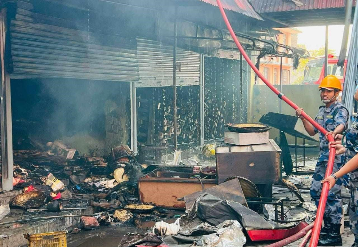 सतुङ्गलको कपडा गोदाममा भीषण आगलागी