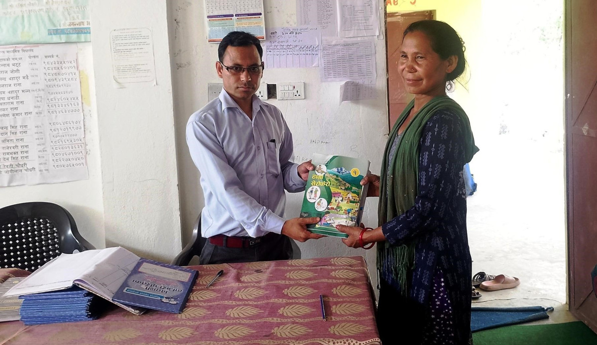 ५२ वर्षको उमेरमा कक्षा-१ मा पढ्दै वडा सदस्य डल्लीदेवी
