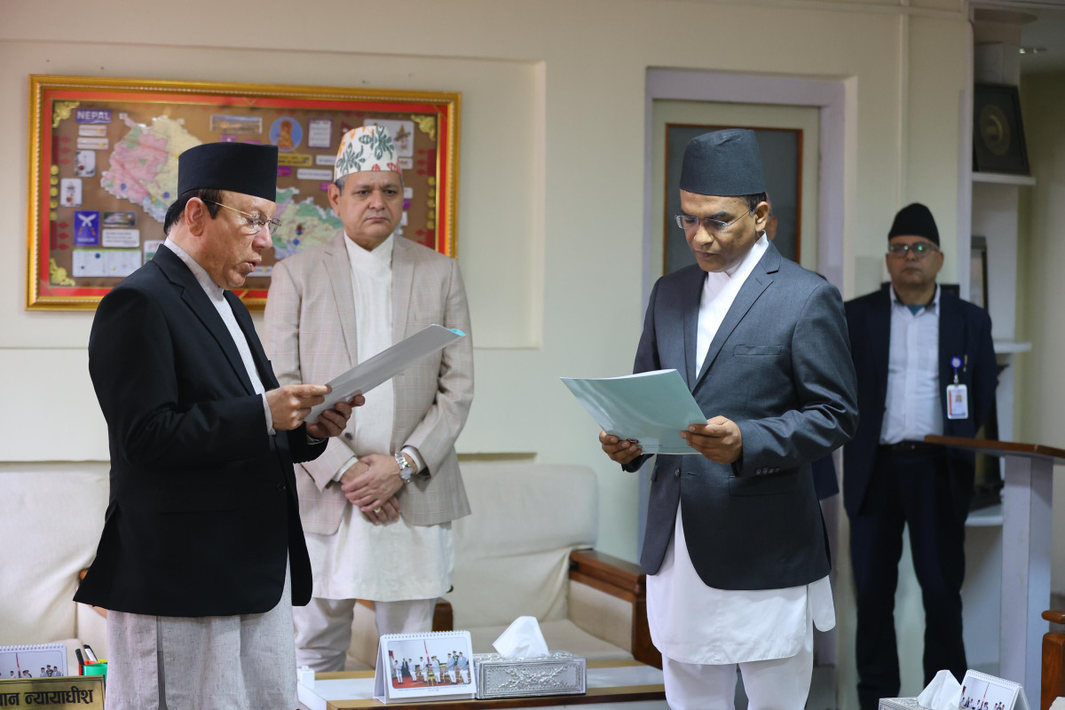 नव नियुक्त गभर्नर डा. पौडेलले लिए शपथ