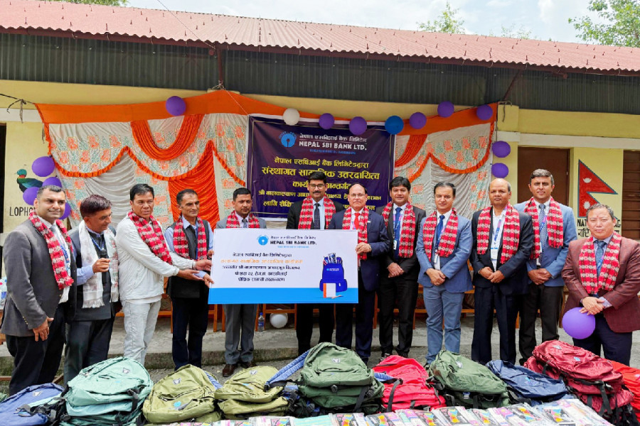 नेपाल एसबिआई बैंकद्वारा बालकल्याण आधारभूत विद्यालयका विद्यार्थीलाई शैक्षिक सामाग्री वितरण