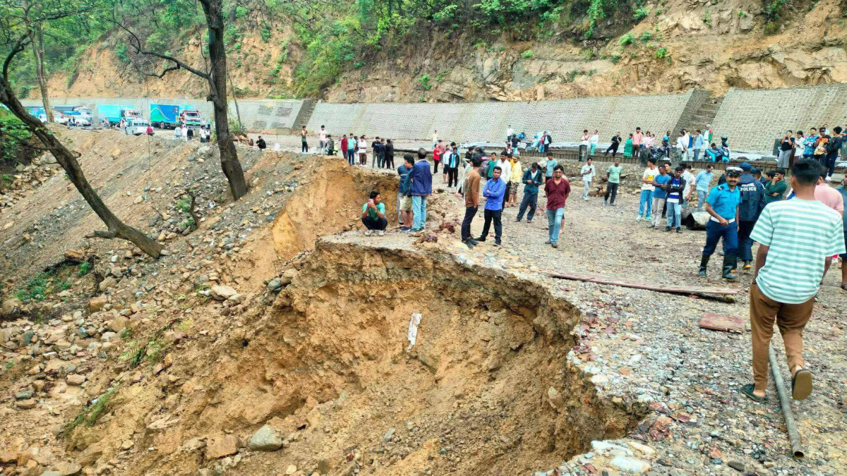 दाउन्नेमा १० घण्टादेखि राजमार्ग अवरुद्ध