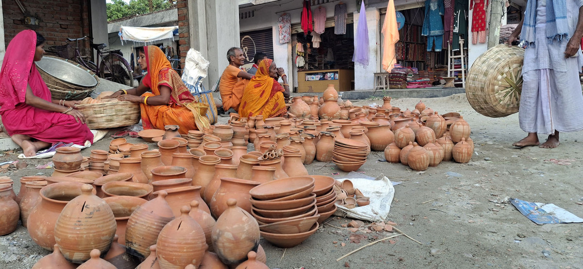 बिक्रीका लागि राखिएको माटाबाट निर्मित सामग्री