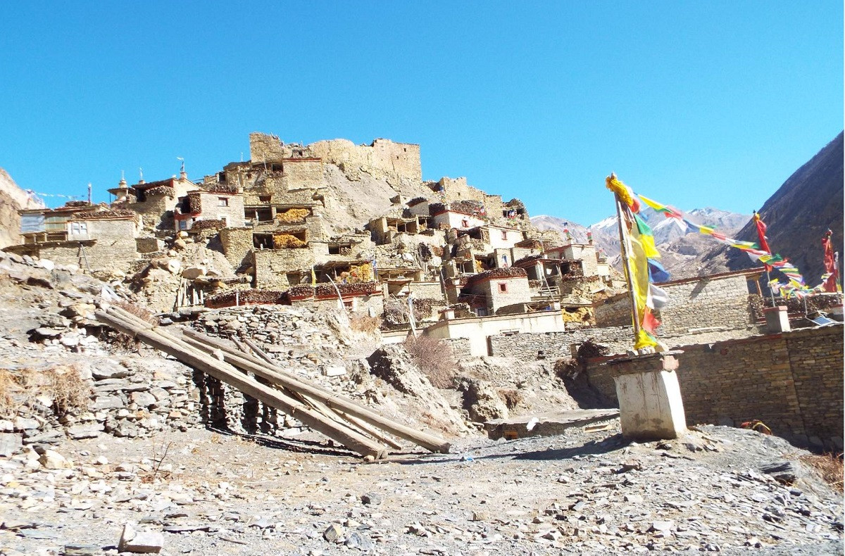 बर्खा लाग्यो: डरै डरमा मनाङका माटाका घर