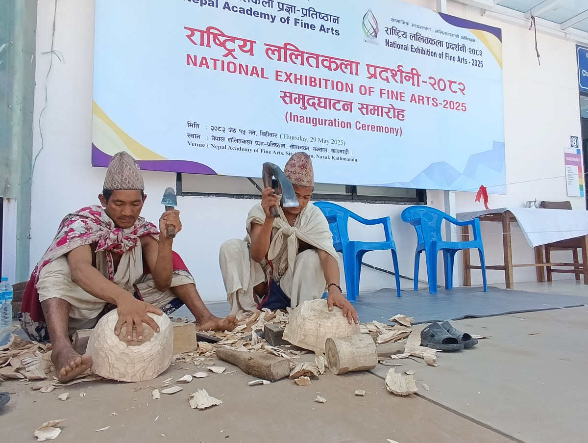 ललितकला प्रदर्शनीमा काठका सामग्री बनाउँदै राउटे