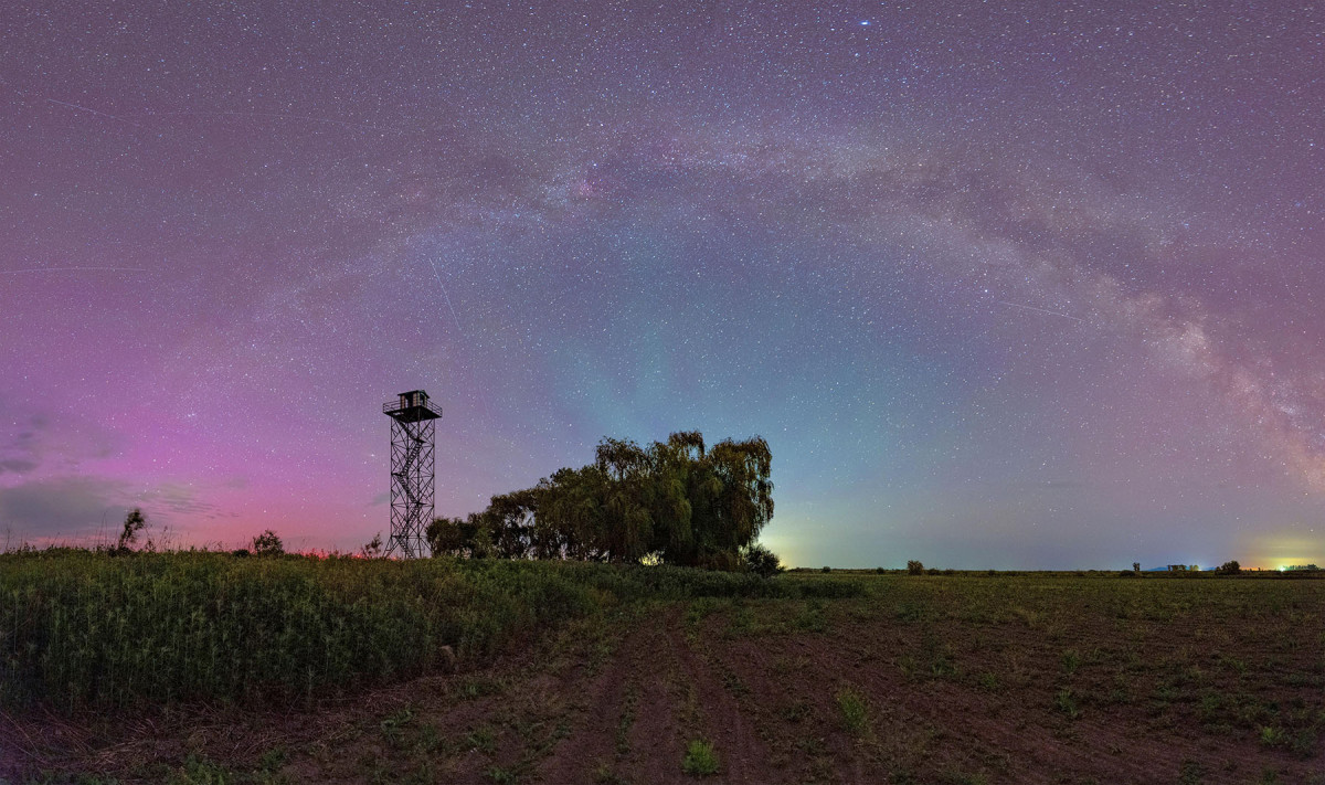 The aurora and the Milky Way over Fujin City