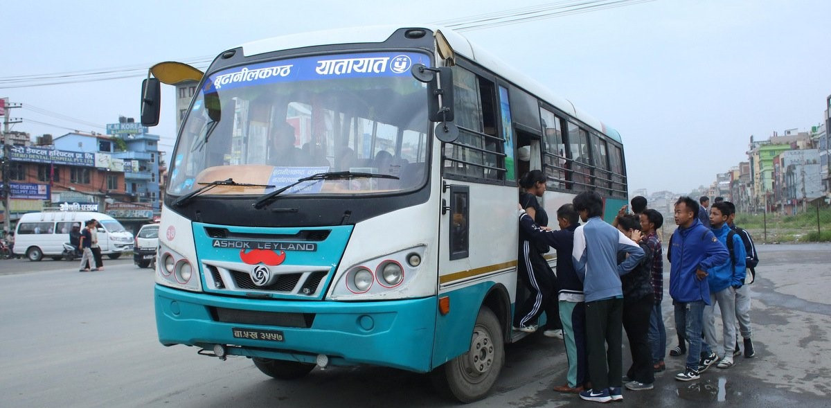चल्न थाले सार्वजनिक यातायात, बढ्न थाल्यो चहलपहल