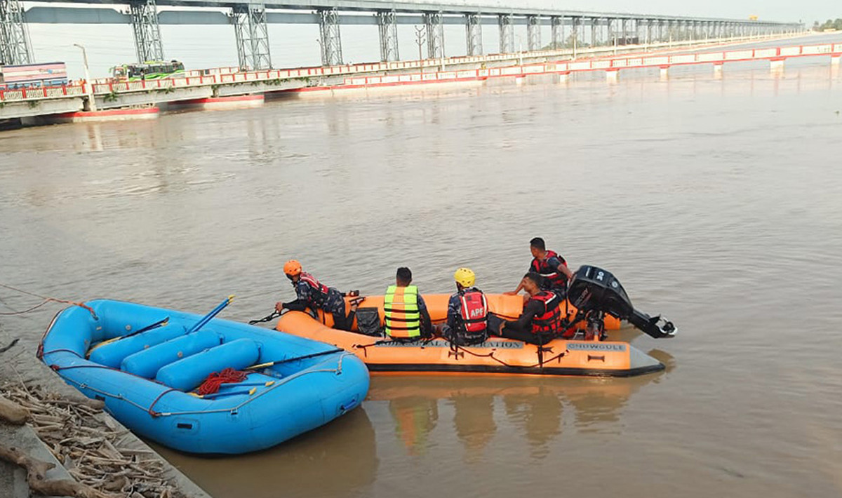 सप्तकोशीमा बेपत्ता सुरक्षाकर्मी खोज्न ३५ जनाको टोली परिचालन, एकको शव फेला
