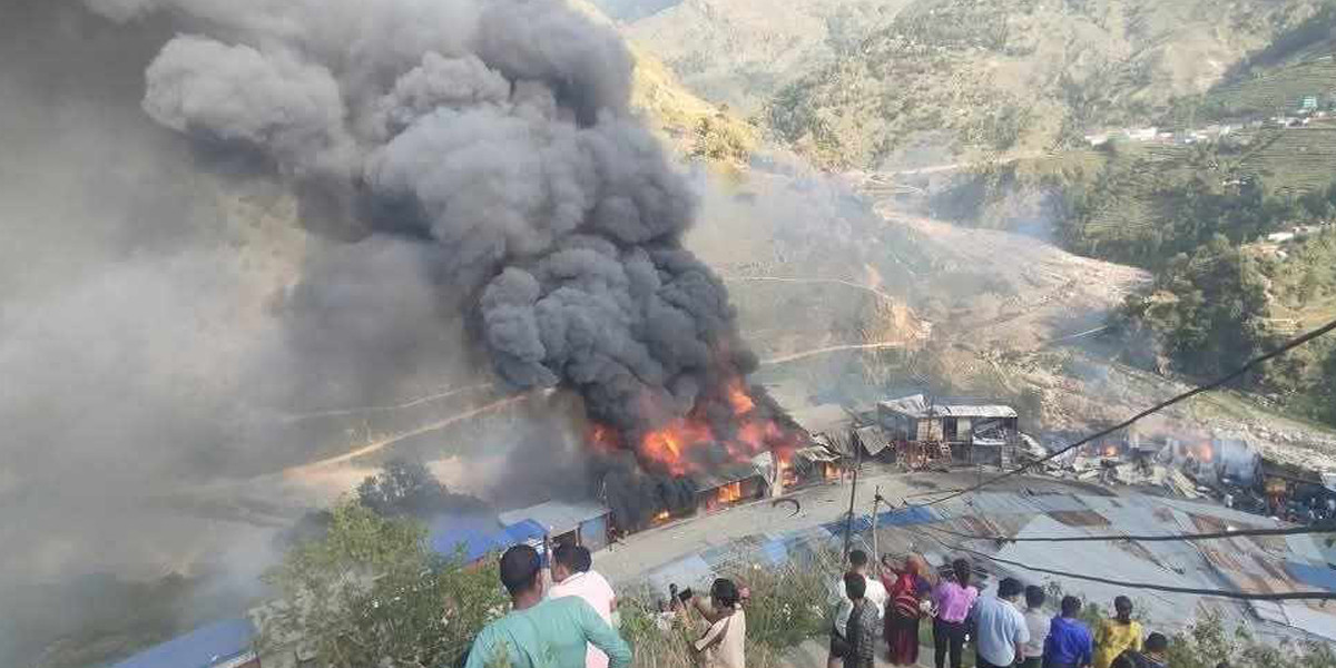 बाजुराको बाम्का बजारमा ग्यास सिलिण्डर पड्केर भीषण आगलागी