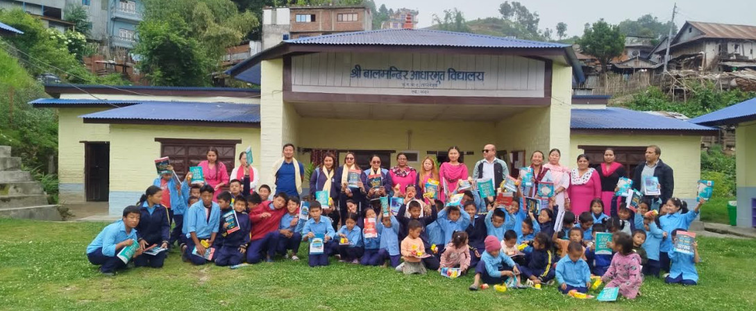 वार्षिकोत्सवको अवसरमा हिमालयन लाइफको ताप्लेजुङ शाखाद्वारा विद्यार्थीलाई सहयोग