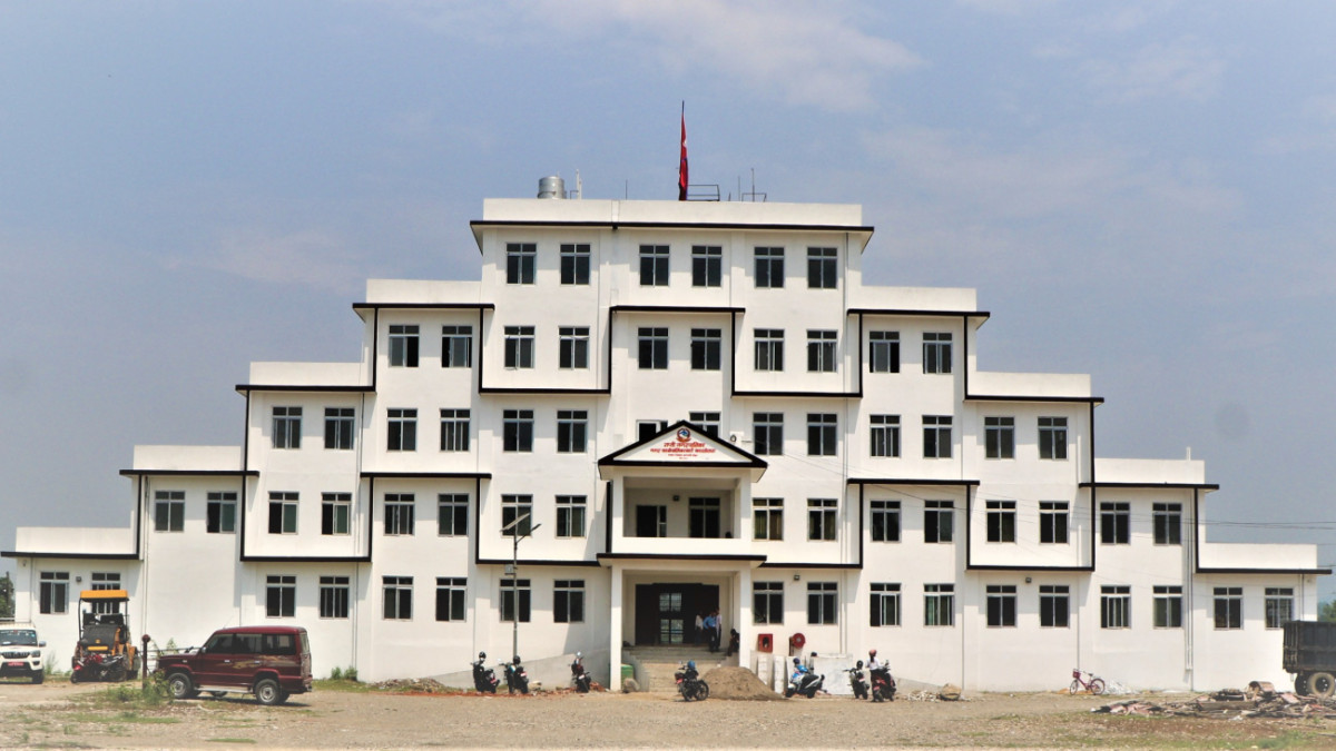 राप्ती नगरपालिकाले एकै पटक हटायो चिकित्सकसहित ७२ कर्मचारी