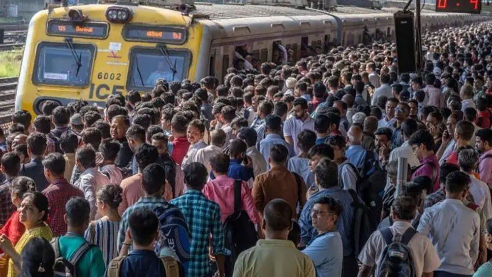 मुम्बईमा चलिरहेको रेलबाट १० यात्रु खसे, एकको मृत्यु
