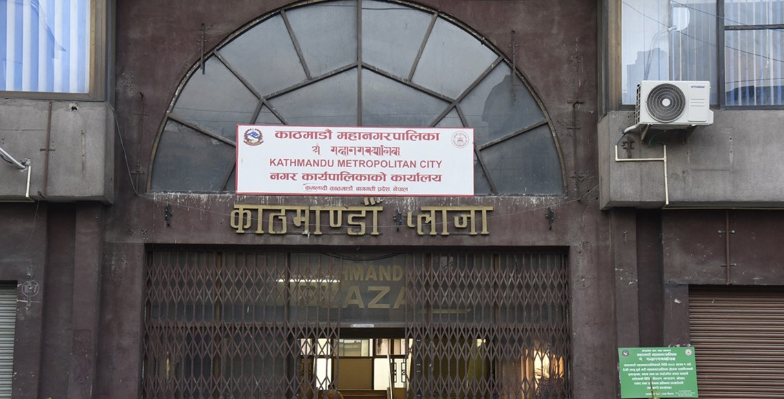 सडकमा माटो र ढुंगा राख्ने जानकी कलर टेकलाई ५० हजार जरीवाना